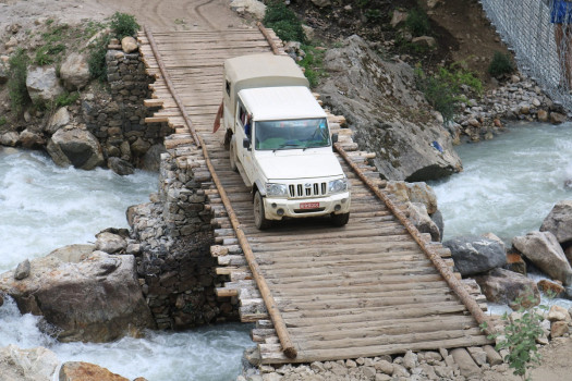 हुम्लाको नाम्खामा काठेपुलमाथि गाडी गुड्दै